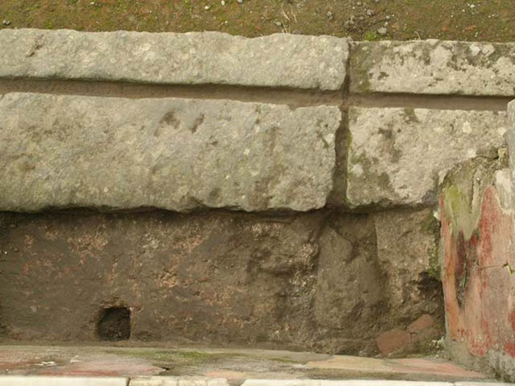 Ins Or II. 13, Herculaneum. December 2004. Detail of doorway threshold and north end of counter/podium.
Photo courtesy of Nicolas Monteix.